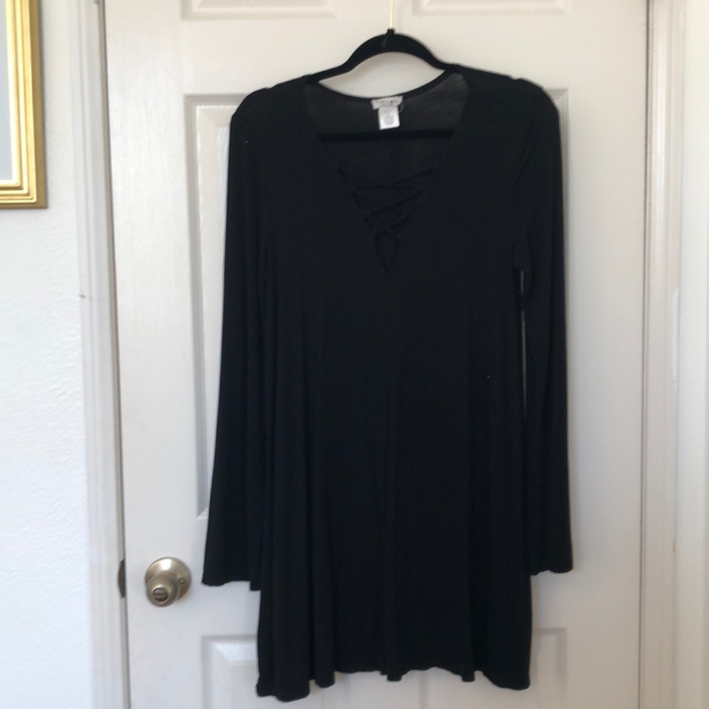Black Long-sleeve bell arm dress